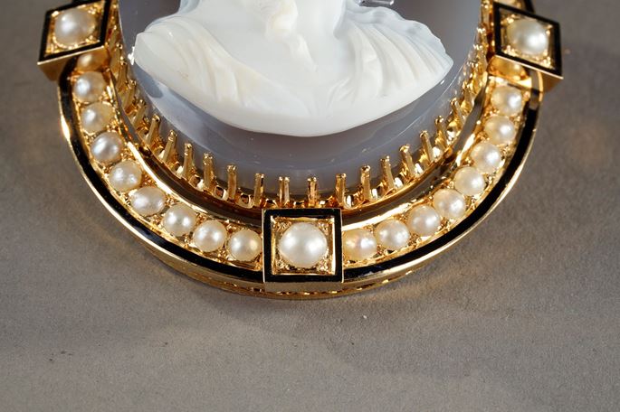 Portrait of a woman Cameo set in gold and pearls in its case | MasterArt